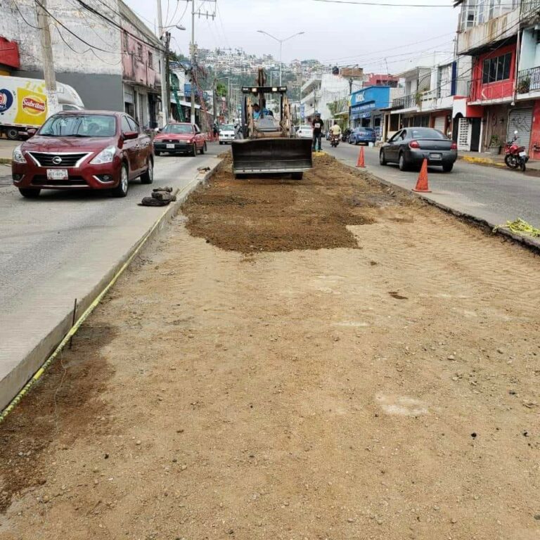Con brigadas operativas el Gobierno de Acapulco mejora  vialidades de la ciudad
