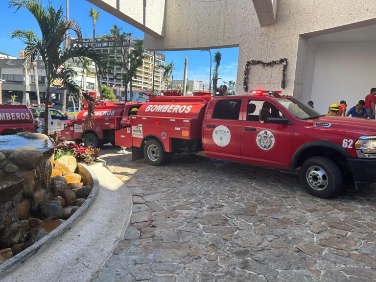 Controla Bomberos de Acapulco incendio en habitación del hotel Emporio