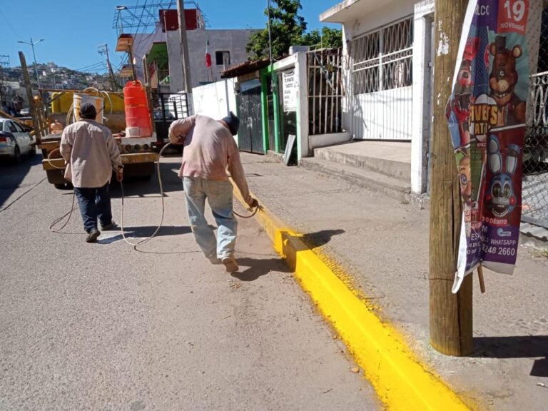 Gobierno de Abelina López Rodríguez sigue pintando cruces peatonales, líneas divisorias y guarniciones