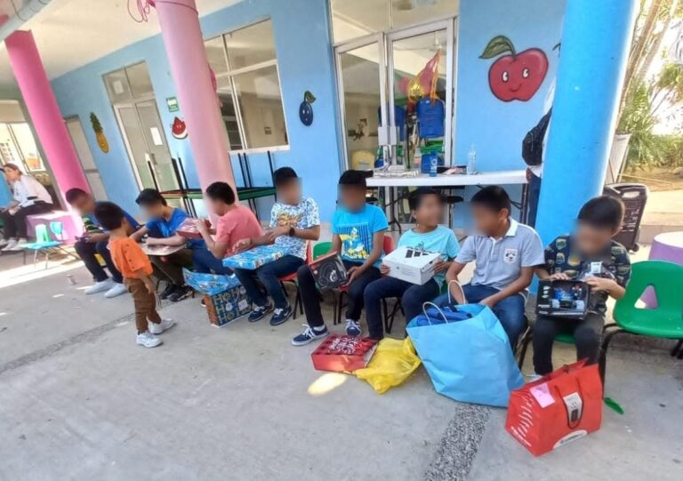 Asociaciones civiles llevan juguetes y rosca del Día de Reyes a menores de Villas DIF