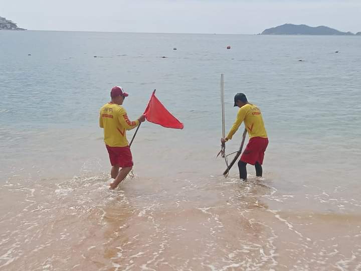 Atienden Gobierno de Acapulco reporte de metal enterrado en playa Icacos