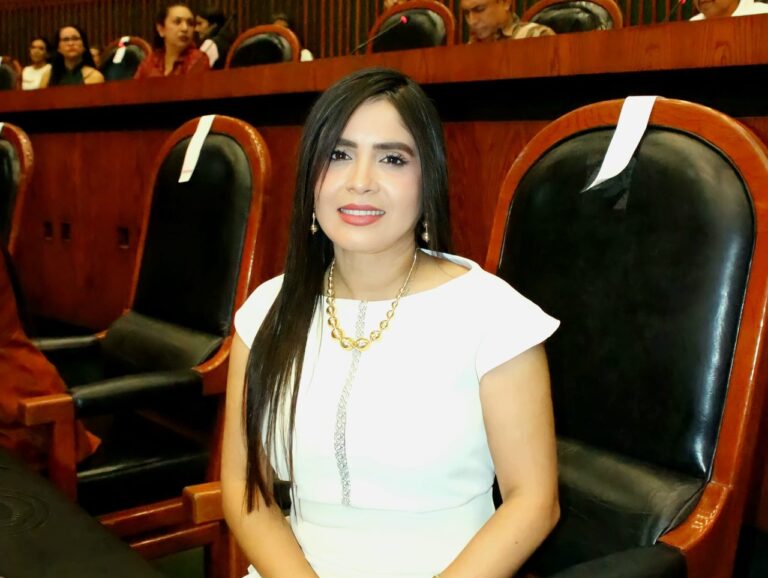 PRESENTA YOLOCZIN DOMÍNGUEZ SOLICITUD DE LICENCIA A LA DIPUTACIÓN Y A LA JUCOPO