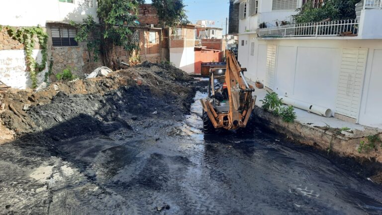 Limpia Gobierno de Acapulco canal pluvial en colonia Cuauhtémoc