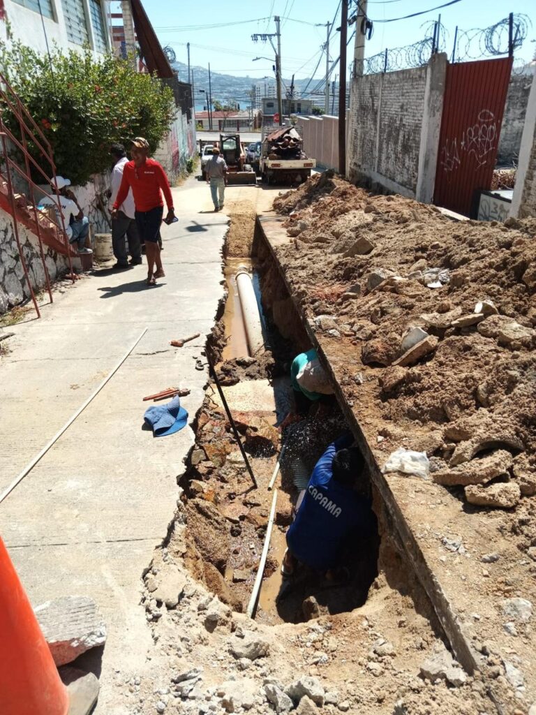 Repara Gobierno de Acapulco fuga de agua potable en el acueducto Lomas de Chapultepec