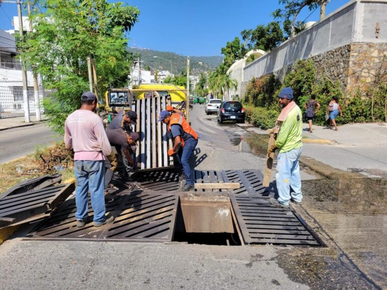 Mantiene Gobierno de Acapulco pinta de cruces peatonales y guarniciones