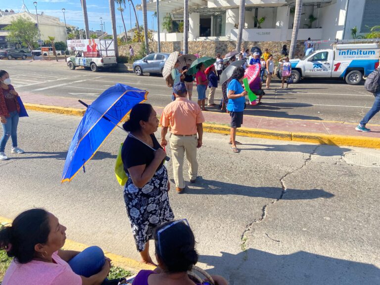 Bloquean nuevamente censados, pero sin apoyo para llamar atención del gobierno