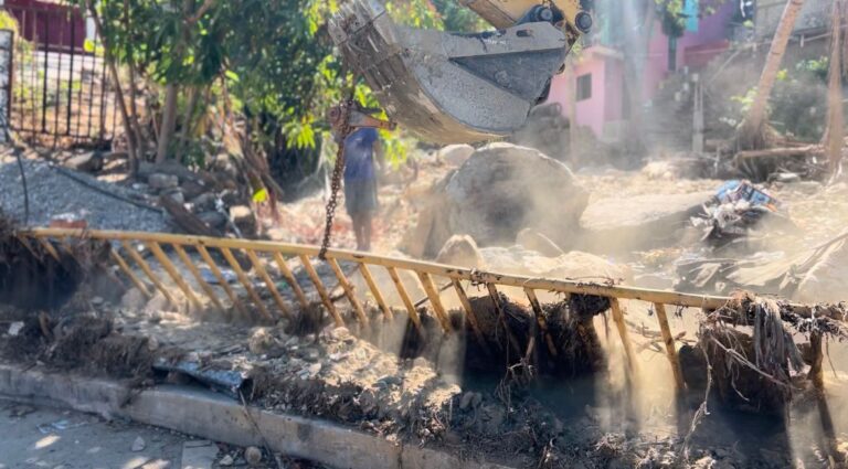 Inicia Gobierno de Acapulco limpieza en canal pluvial en Generación 2000