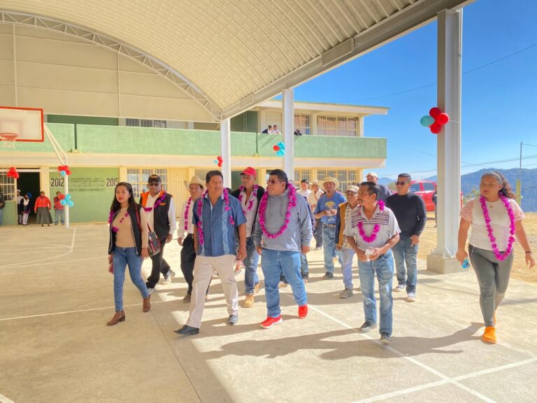 Masedonio Mendoza Basurto, Diputado Local, asistió a la inaguración de la cancha techada de la Escuela de Educación Media Superior a Distancia en Zilayotitlan municipio de Atlamajalcingo del Monte