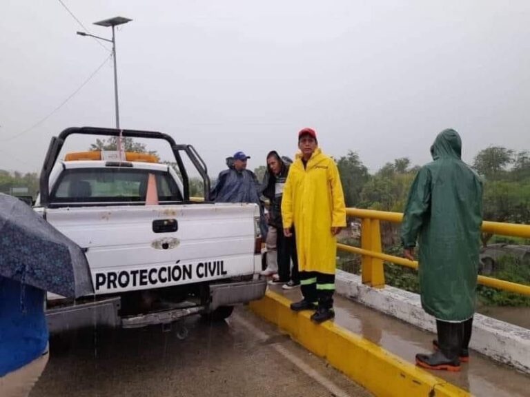 Son atendidos damnificados por Max en Tecpan en evento de AMLO en Atoyac