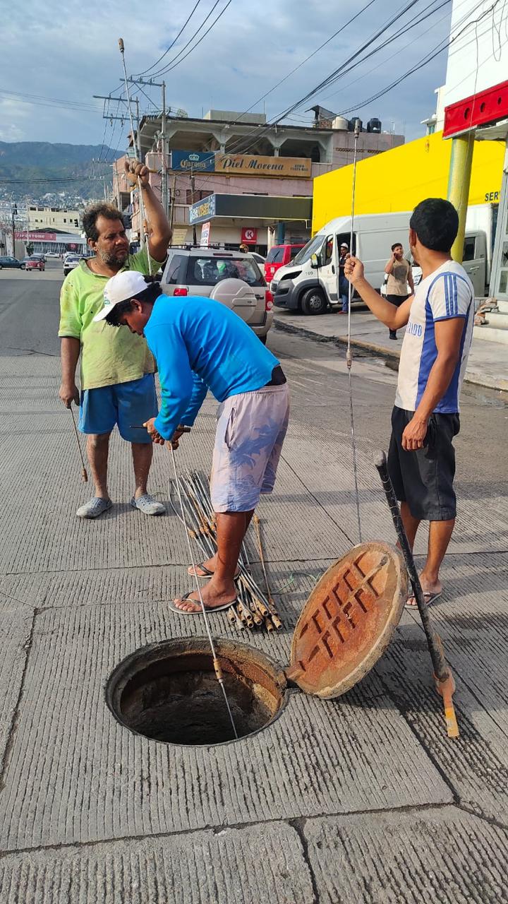 Rehabilita Gobierno de Acapulco redes sanitarias y desazolva pozos de visita en distintos puntos del municipio