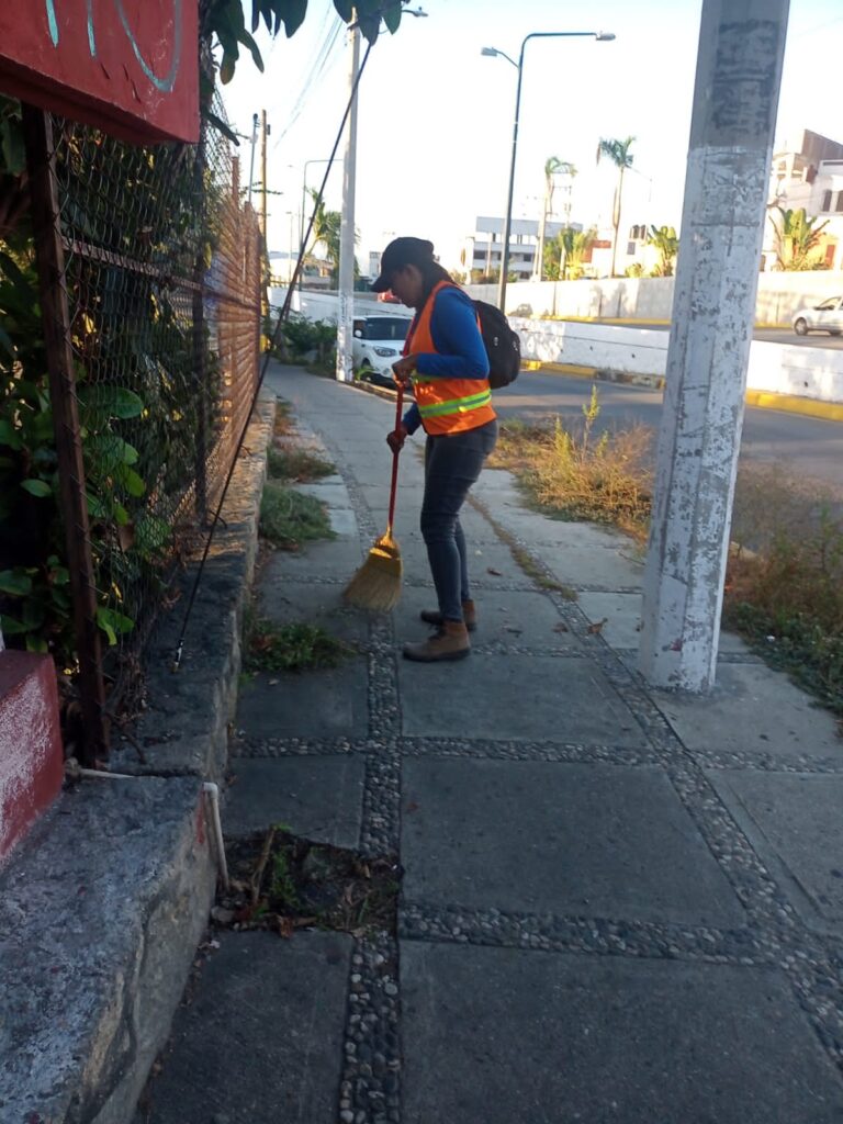 Realiza Gobierno de Acapulco limpieza en la avenida Cuauhtémoc