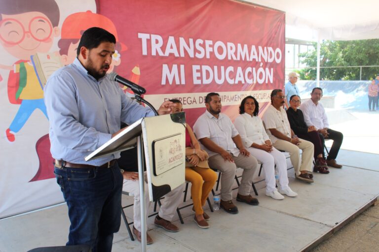 Entrega Gobierno de Acapulco butacas y pizarrones a instituciones educativas