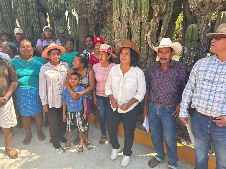 Entrega Gobierno de Acapulco obras carreteras en los Bienes Comunales de Cacahuatepec