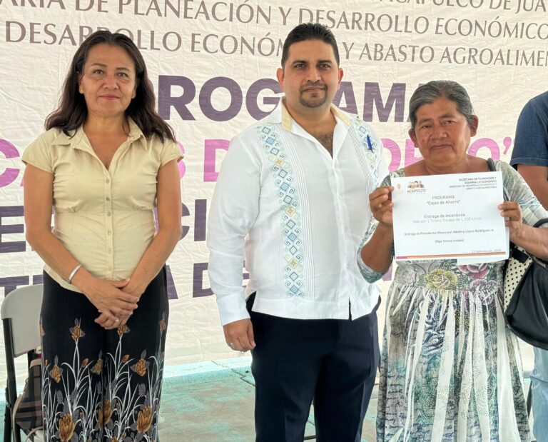 Entrega Gobierno de Acapulco tinacos a microempresarios