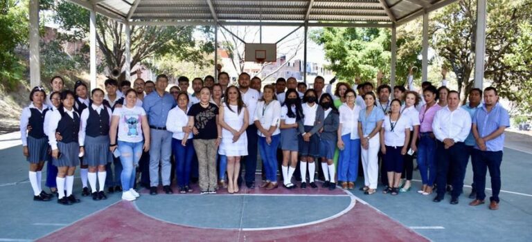La Presidenta de la #CDHEG, Mtra. Cecilia Narciso Gaytán, asistió al homenaje cívico realizado en el Colegio Nacional de Educación Profesional Técnica (CONALEP) #113 campus Chilpancingo.