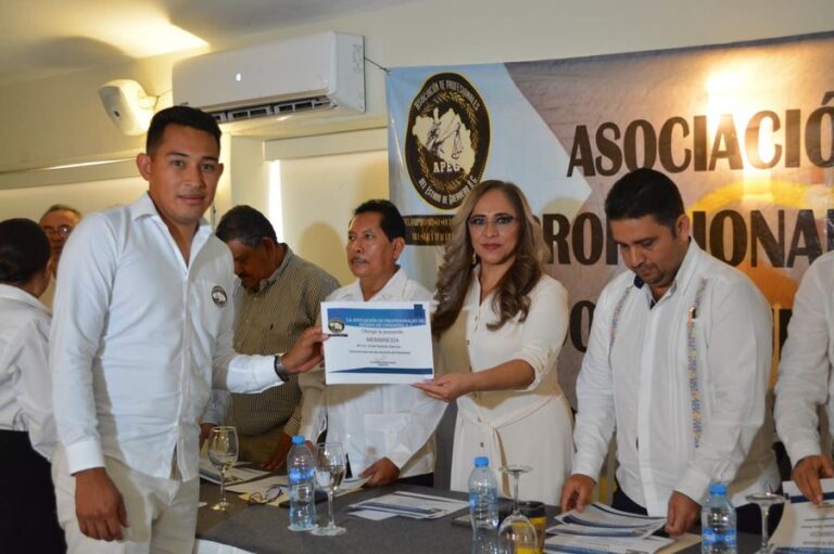 La maestra Cecilia Narciso Gaytán, Presidenta de la Comisión de los Derechos Humanos del Estado de Guerrero, asistió como invitada de honor a la ceremonia de “Constitución y toma de protesta”, de los miembros de la Asociación de Profesionales del Estado de Guerrero A. C.