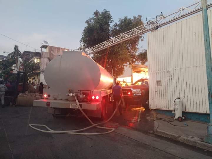 Bomberos de Acapulco continúan sofocando el incendio de una bodega de cartón