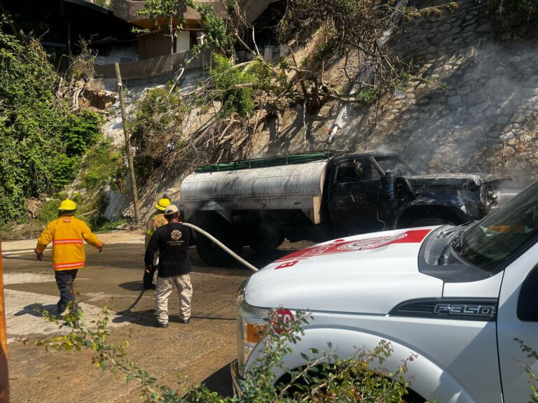 Atiende Gobierno de Acapulco incendio de pipa de agua en calle Glomar
