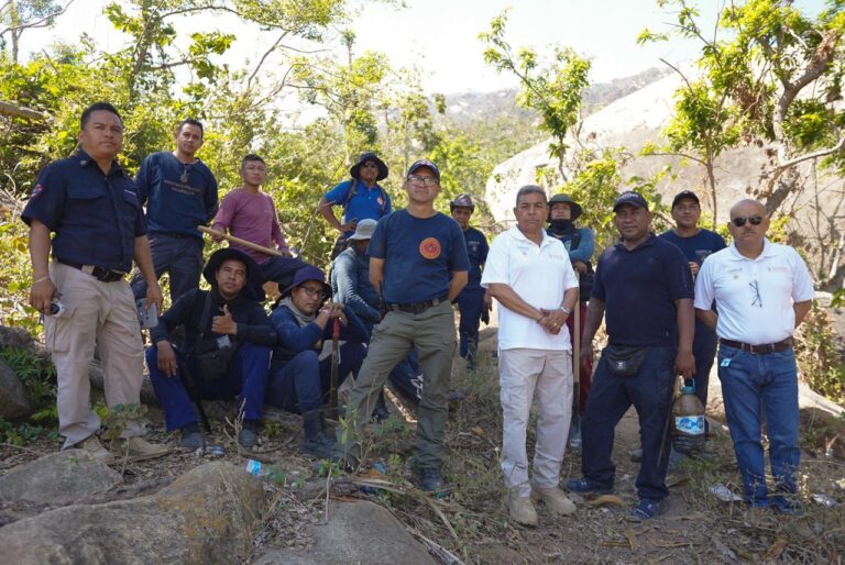 Continúa Gobierno de Acapulco labores para sofocar incendios en parte alta de Acapulco