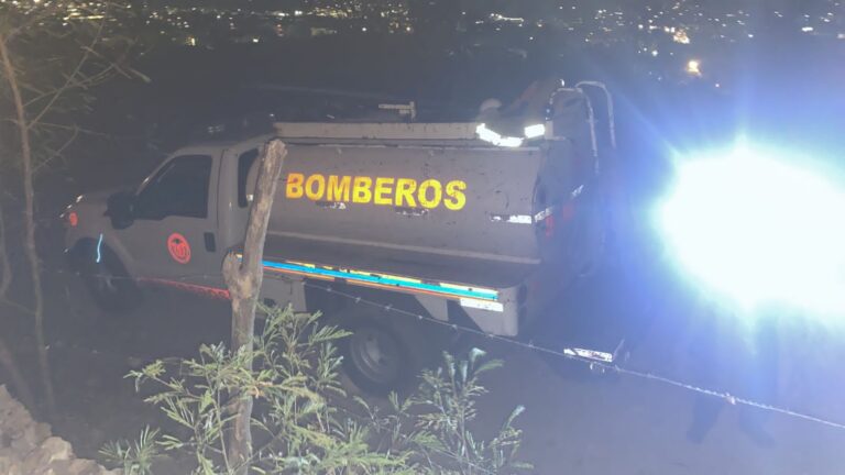 Atienden Bomberos de Acapulco incendio en Praderas del Coloso