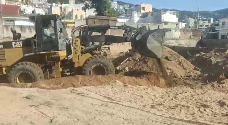 Desazolva Gobierno de Acapulco presa “Niños Héroes de Veracruz” en Praderas de Costa Azul