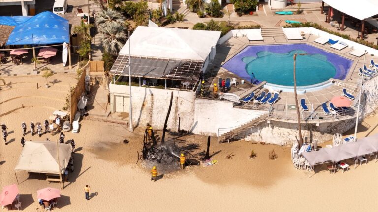 Sofocan Bomberos de Acapulco incendio en bodega de mobiliario de playa