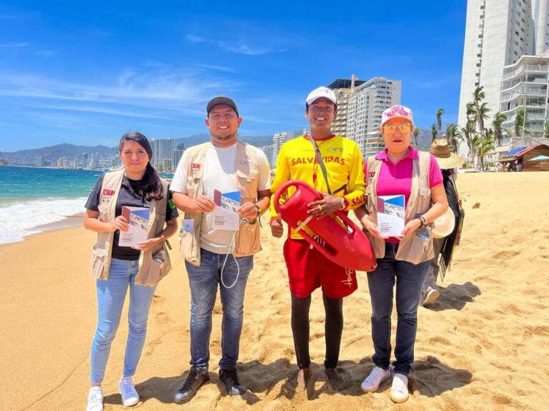Realiza Gobierno Municipal recorridos informativos en playas de Acapulco