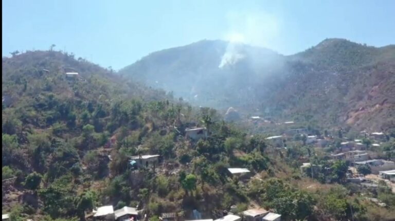 Continúa Gobierno de Acapulco atendiendo incendio de la colonia Navidad