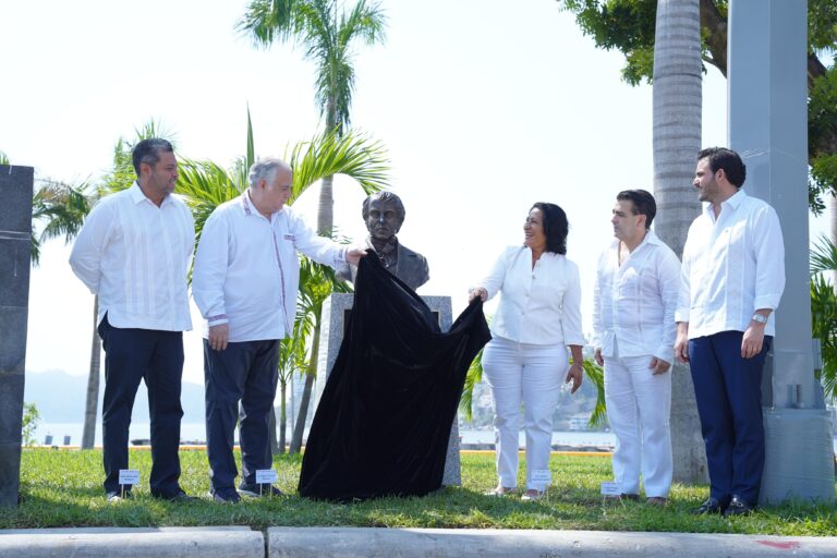 Devela Gobierno de Acapulco busto de Alexander Von Humboldt en el parque de La Reina