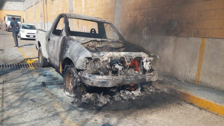 Normalistas de Ayotzinapa atacan e incendian Palacio de Gobierno