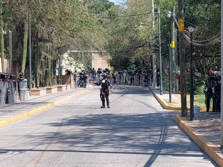 Guardia Nacional blinda Fiscalía de Guerrero ante posible irrupción de normalistas de Ayotzinapa