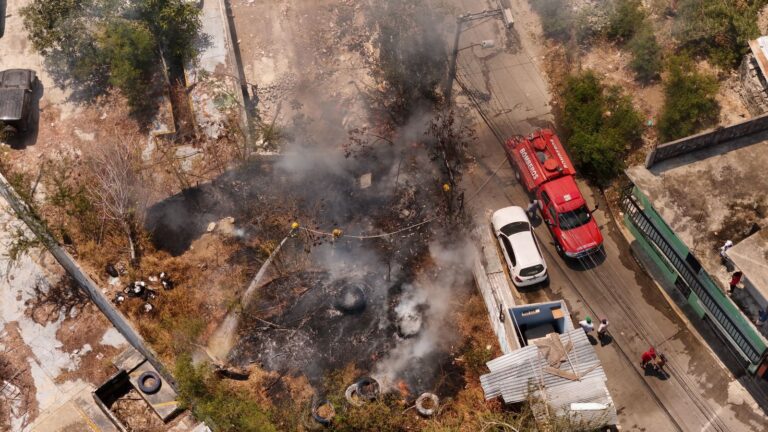 Sofocan Bomberos de Acapulco incendio en calle Morteros