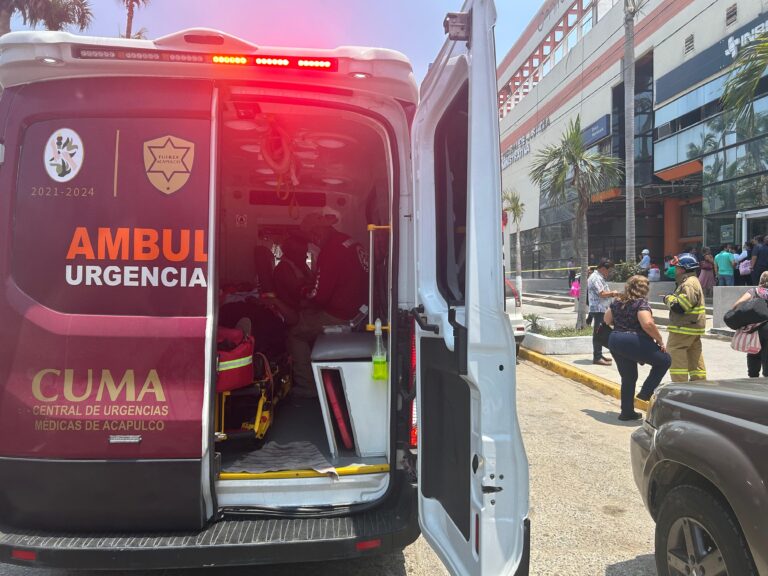 Sofoca Gobierno de Acapulco incendio en Centro de Congresos Copacabana