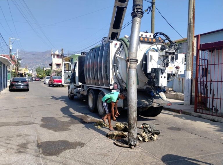 Apoya CAPASEG con el desazolve de drenaje en Acapulco
