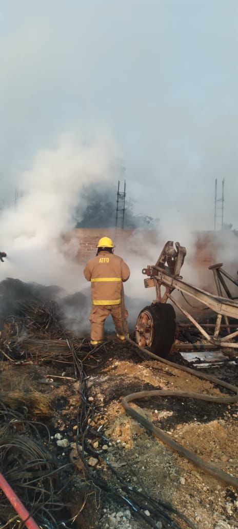 El Gobierno Municipal de Acapulco a través de la Coordinación General de Protección Civil y Bomberos atiende reporte de incendio en almacén de cables