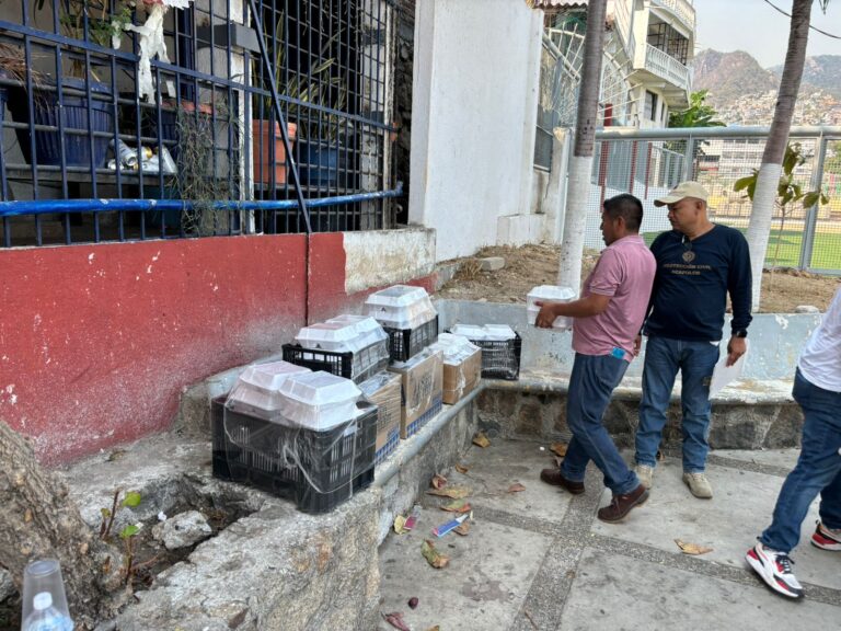 Brinda DIF Acapulco 75 raciones de alimentos a brigadistas
