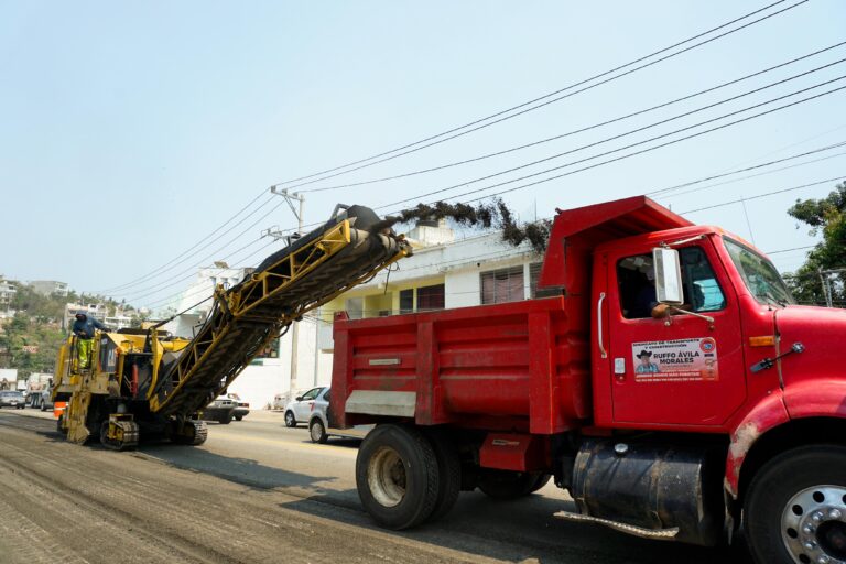 Continúa Gobierno de Acapulco con programa emergente de bacheo