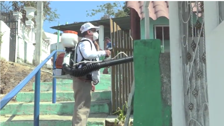 Realizan fumigación y abatización en el panteón El Quemado