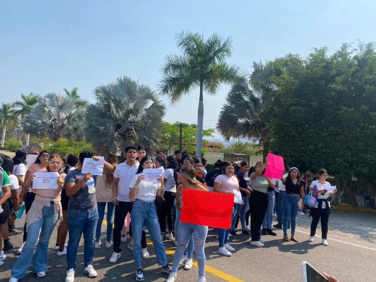 Protestan alumnos de la Universidad Tecnológica en Petatlán