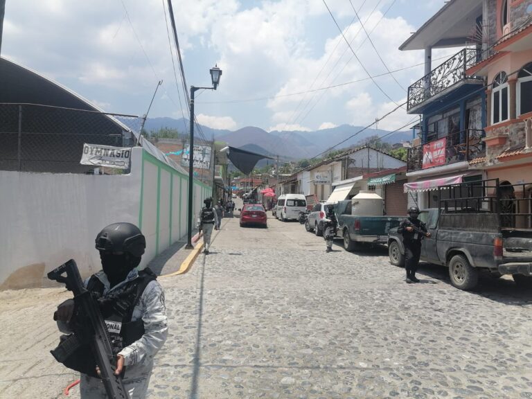 Personal de la Policía Estatal en coordinación con la Secretaría de la Defensa Nacional