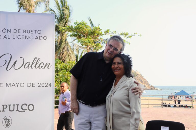 Asiste Abelina López Rodríguez a la develación del busto en honor de Luis Walton Aburto