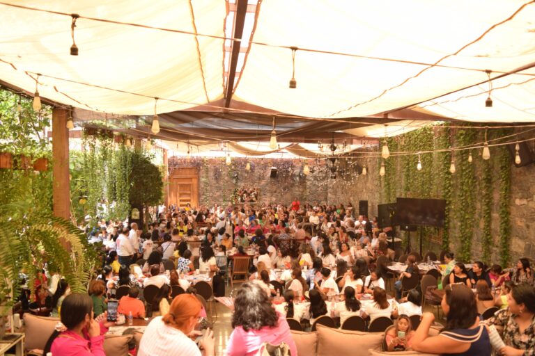 En encuentro con mujeres… Alejandro Arcos