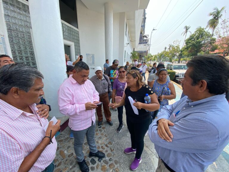 Atienden funcionarios de la CAPAMA a colonos que mantenían bloqueo en la costera