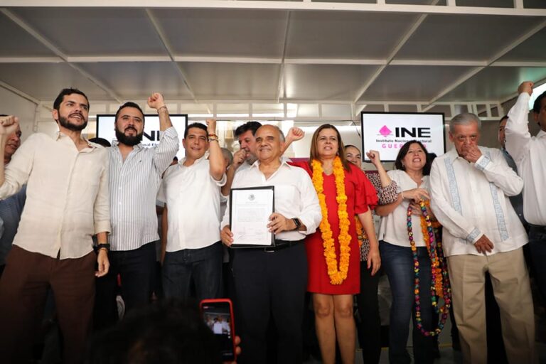 Entrega INE constancia de mayoría que lo acredita como senador de la República por Guerrero a Manuel Añorve