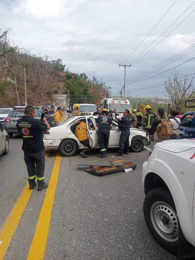 Rescatan Bomberos de Acapulco a persona que sufrió accidente automovilístico en la Escénica