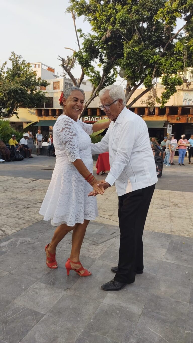 Realiza Gobierno de Abelina López Rodríguez el tradicional Viernes de Danzón