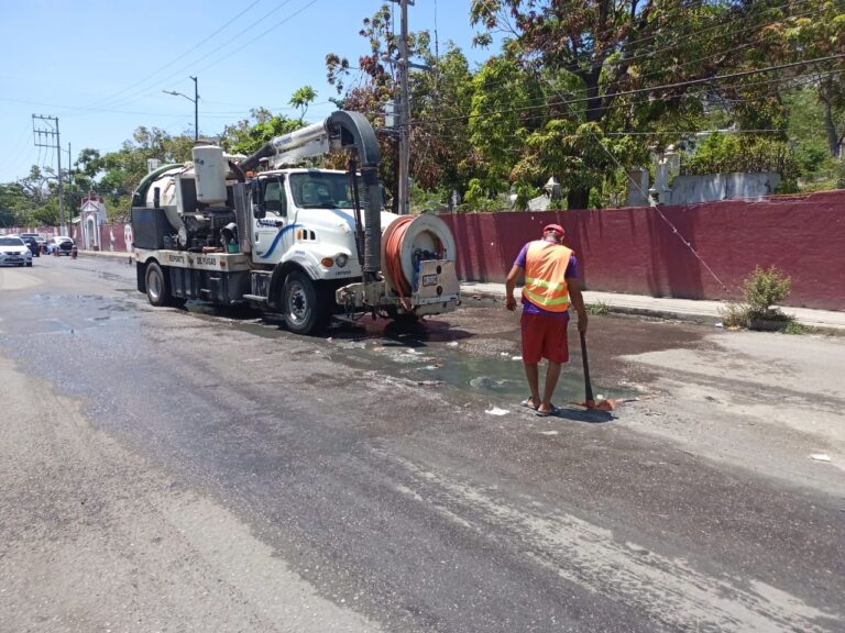Realiza Gobierno de Abelina brigada de desazolve de pozos de visita en Costera