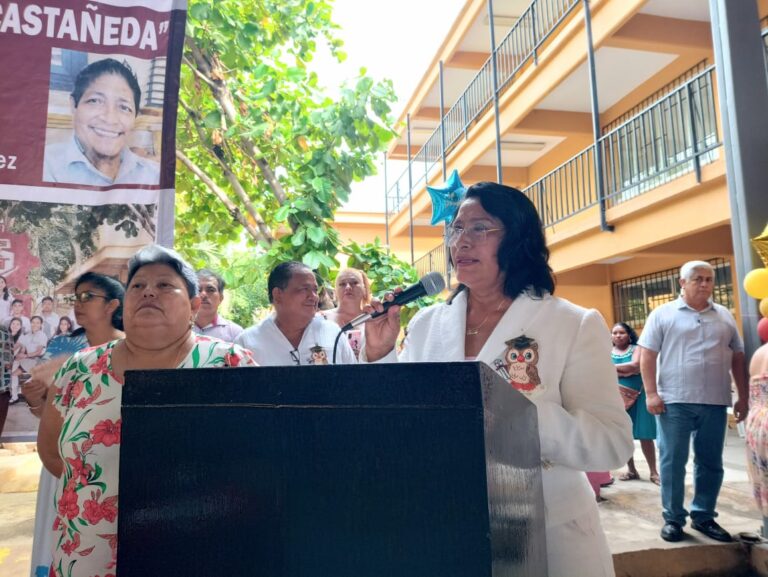 Amadrina la alcaldesa a egresados de Secundaria Técnica 117 y Jardín de Niños 18 de Marzo