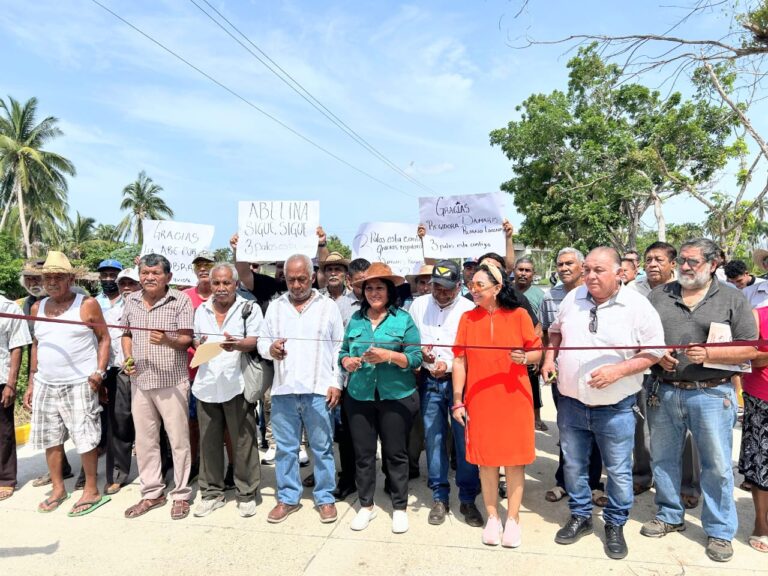 Inaugura Presidenta Abelina obras por 7 millones de pesos en el poblado de Tres Palos