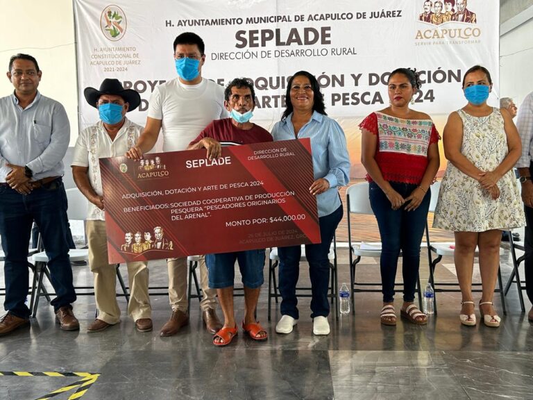 Entrega Abelina López Rodríguez apoyos a pescadores por casi 9 millones de pesos